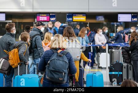 Düsseldorf, Nordrhein-Westfalen, Deutschland - Flughafen Düsseldorf, Osterurlauber am Check-in-Schalter von Condor in Zeiten der Corona-Pandemie auf dem Weg nach Mallorca, vor dem Flug nach Spanien und auch vor dem Rückflug nach Deutschland müssen Flugreisende einen negativen Corona-Test zeigen. Stockfoto