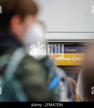 Düsseldorf, Nordrhein-Westfalen, Deutschland - Flughafen Düsseldorf, Osterurlauber am Check-in-Schalter von Condor in Zeiten der Corona-Pandemie auf dem Weg nach Mallorca, vor dem Flug nach Spanien und auch vor dem Rückflug nach Deutschland müssen Flugreisende einen negativen Corona-Test zeigen. Stockfoto