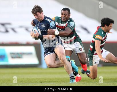 Sale Sharks' Tom Curry (links) wird vom Leicester Tigers' Kini Murimurivalu während des Spiels der Gallagher Premiership im AJ Bell Stadium, Sale, angegangen. Bilddatum: Freitag, 7. Mai 2021. Stockfoto