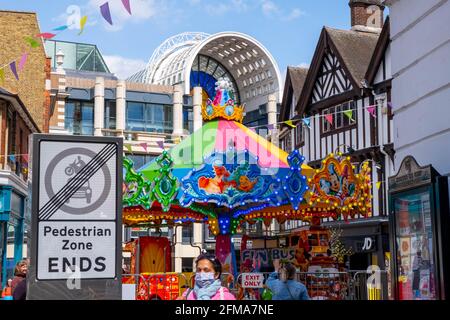 Kingston upon Thames London, Großbritannien, 07 2021. Mai, Kindermesse in EINEM belebten Einkaufszentrum in der High Street Stockfoto