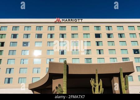 Chandler, AZ - 19. März 2021: Das Marriott Phoenix Chandler hat einen großen Kaktus am Vordereingang. Stockfoto