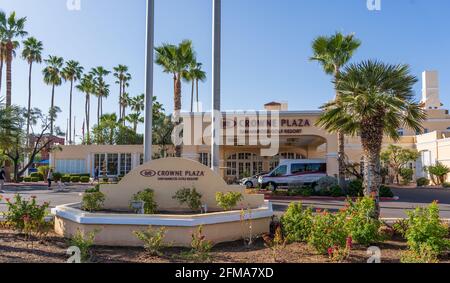 Chandler, AZ - 19. März 2021: Eintritt zum Crowne Plaza San Marcos Golf Resort. Stockfoto