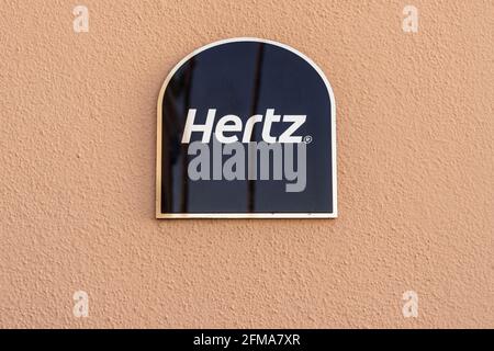 Chandler, AZ - 19. März 2021: Reflektierendes Metall-Hertz-Mietwagen-Schild an der Vorderwand des Crowne Plaza Resorts. Stockfoto