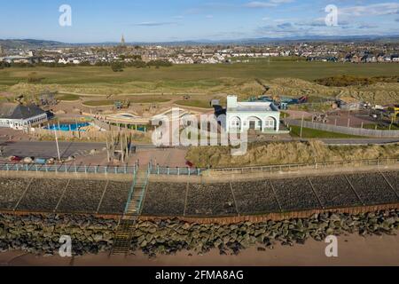 Luftaufnahme der Felspanzerung, die Montrose am Meer schützt Splash Spielbereich und Art déco Trail Pavilion, Montrose, Angus, Schottland. Stockfoto