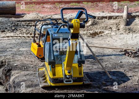 Samara, Russland - 06. Mai 2021: Vibrationsplatten-Versiegelung auf einer Baustelle bei sonnigem Wetter. Stockfoto