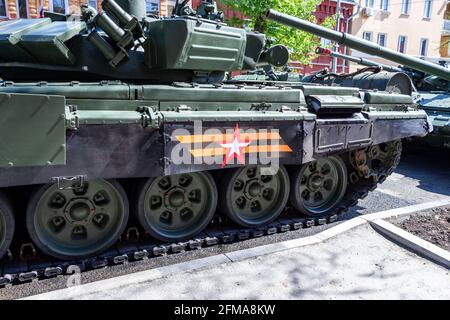 Samara, Russland - 06. Mai 2021: Spuren eines russischen T-72B3 Ural-Kampfpanzers, der auf einer Stadtstraße geparkt ist Stockfoto