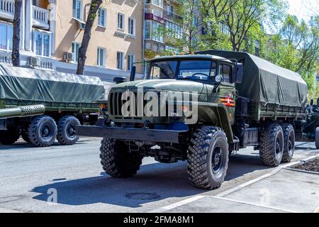 Samara, Russland - 06. Mai 2021: Militärfahrzeug Ural-4320 an einem sonnigen Tag auf einer Stadtstraße Stockfoto