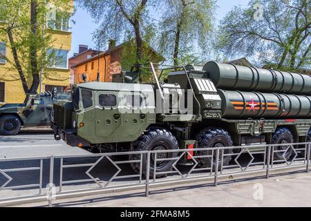 Samara, Russland - 06. Mai 2021: Das russische S-400 Triumph (SA-21 Growler) Langstreckenraketen-System steht auf einer Stadtstraße Stockfoto