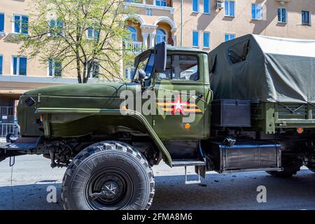 Samara, Russland - 06. Mai 2021: Die Kabine des Militärfahrzeugs Ural-4320 an einem sonnigen Tag auf einer Stadtstraße Stockfoto