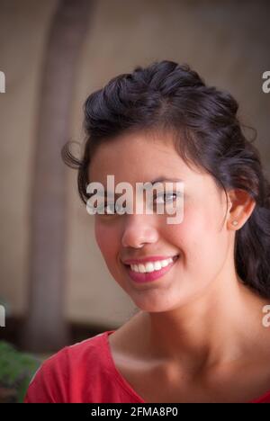 Porträt einer lächelnden jungen hispanischen Frau - Casa Amorita B&B, Puerto Vallarta an der Bahia de Banderas, Jalisco, Mexiko. #613 PV Stockfoto