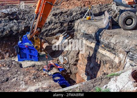 Samara, Russland - 06. Mai 2021: Baggerschaufel in Nahaufnahme führt Aushubarbeiten auf einer Baustelle durch Stockfoto