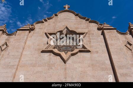 Außenansicht des Buntglasfensters der Trinity Episcopal Cathedral in Phoenix, Arizona mit einer Interpretation des Davidsterns, die auf den OP hindeutet Stockfoto