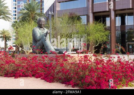 Phoenix, AZ - 23. März 2021: Große indianische Statue vor dem Banner Health Gebäude in Midtown. Stockfoto