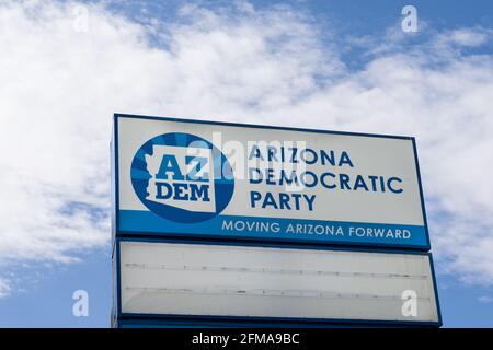 Phoenix, AZ - 23. März 2021: Zeichen für die Demokratische Partei von Arizona mit Logo und Slogan „Moving Arizona Forward“ Stockfoto