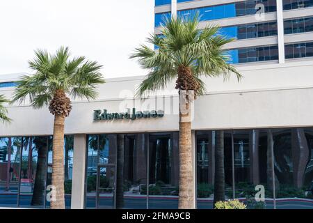 Phoenix, AZ - 23. März 2021: Edward Jones ist ein Finanzdienstleistungsunternehmen mit Sitz in St. Louis, Missouri, USA. Stockfoto