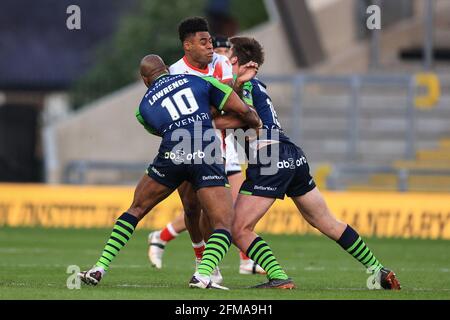 Kevin Naiqama (3) von St. Helens wird von Joe angegangen Greenwood (15) von Huddersfield Giants und Michael Lawrence (10) von Huddersfield Giants Stockfoto