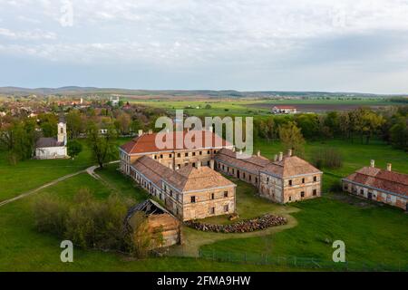 Luftaufnahme über Schloss Cziraky bei Lovasbereny Stockfoto