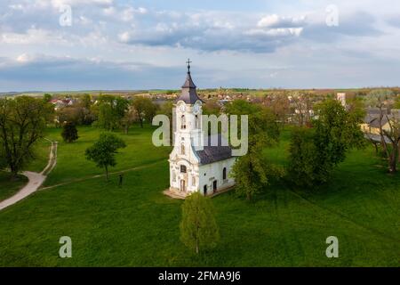 Luftaufnahme über verlassene Kapelle in der Nähe von Cziraky Castle Stockfoto
