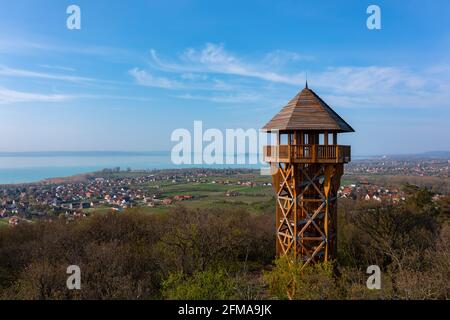 Luftaufnahme über Aussichtsturm auf der Spitze des Somlyo Berges, mit dem Plattensee und Alsoors im Hintergrund. Stockfoto