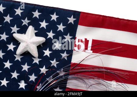 Großer, glitzernder weißer Stern und die Zahl 51 mit rotem Weiß Und blaues Lametta-Haufen auf der Flagge der Vereinigten Staaten Für das Konzept des 51. Zustands Stockfoto
