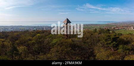 Luftaufnahme über Aussichtsturm auf der Spitze des Somlyo Berges, mit dem Plattensee und Alsoors im Hintergrund. Stockfoto