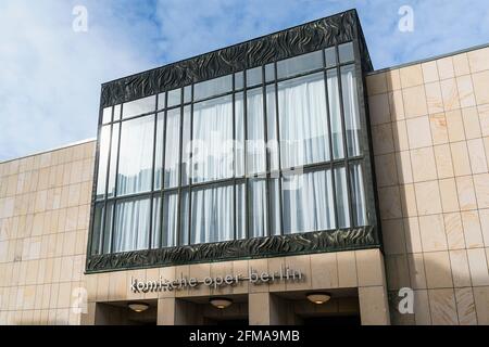 Berlin, Mitte, Komische Oper, moderne und einfache Fassade Stockfoto