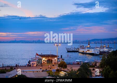 Seehafen auf der Insel Buyukada in der Türkei. Istanbul, Türkei - 28.07.2017 Stockfoto