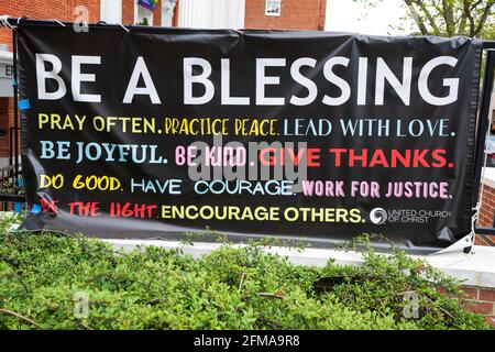 Frederick, MD - 19. April 2021: Sei ein Blessensbanner vor der evangelisch-reformierten Vereinigten Kirche Christi Stockfoto