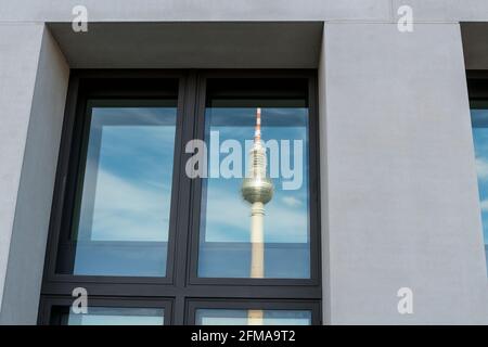 Berlin, Mitte, Spiegelung des Fernsehturms im Humboldt Forum Stockfoto