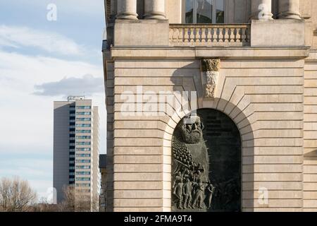 Berlin, Mitte, Gebäude der Musikhochschule Hanns Eisler, Karl-Marx-Relief, Hochhaus im typischen Baustil der ehemaligen DDR Stockfoto
