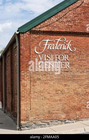 Frederick, MD - 19. April 2021: Das Frederick Visitor Center in einem renovierten Industrielager aus dem Jahre 1899 bietet Reiseführer, Informationen und Karten für tou Stockfoto