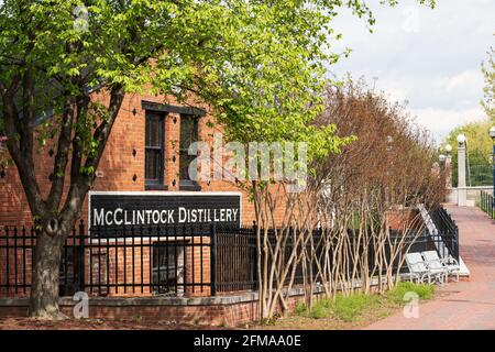 Frederick, MD - 19. April 2021: McClintock Distillery vom Carroll Creek Park Walkway aus gesehen. McClintock destilliert Gins, Whiskys und Wodkas aus Orga Stockfoto