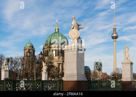 Berlin, Altstadt, Schlossbrücke mit Figuren, Berliner Dom, Fernsehturm Stockfoto