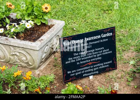 Frederick, MD - 19. April 2021: Tragen Sie Orange Awareness Garden Schild zu Ehren von Leben, die von Waffengewalt in Amerika betroffen sind. Stockfoto