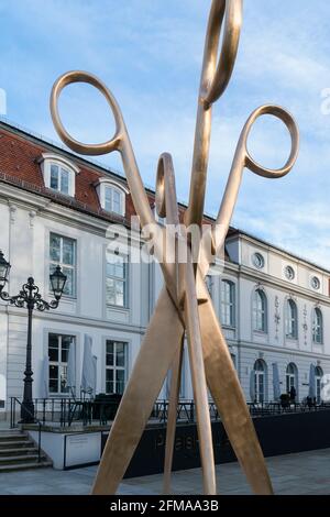 Berlin, Mitte, unter den Linden, Palais Populaire, Prinzessinnenpalais, Skulptur von Valie Export: Der Doppelgänger, 2010, Bronze Stockfoto