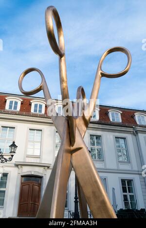Berlin, Mitte, unter den Linden, Palais Populaire, Prinzessinnenpalais, Skulptur von Valie Export: Der Doppelgänger, 2010, Bronze Stockfoto
