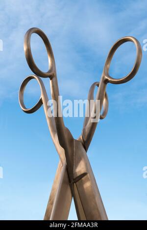 Berlin, Mitte, unter den Linden, Palais Populaire, Skulptur von Valie Export: Die Doppelgänger, 2010, Bronze Stockfoto