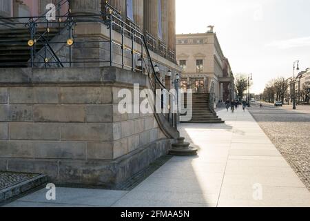 Berlin, Mitte, unter den Linden, Staatsoper, Hauptportal, Außentreppe, Hinterlicht Stockfoto