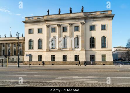 Berlin, Mitte, Humboldt-Universität, Hauptgebäude, unter den Linden, Passanten Stockfoto