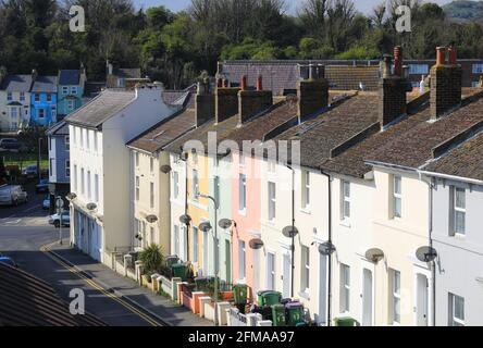 Pastellfarbene Reihenhäuser an der Harvey Street im Hafengebiet von Folkestone, in Kent, Großbritannien Stockfoto