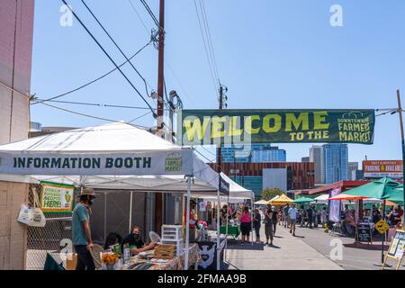 Phoenix, AZ – 20. März 2021: „Willkommen beim DowntownPHX Farmers Market“-Banner mit dem neuen Logo für den von der gemeinnützigen Organisation Co betriebenen Markt Stockfoto