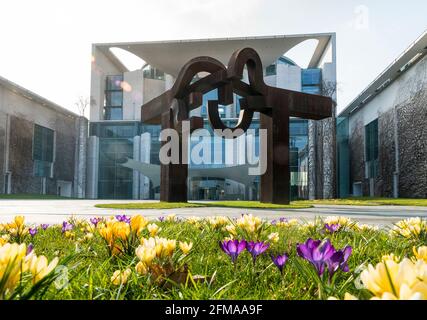 Berlin, Bundeskanzleramt, Krokusblüte, Rücklicht Stockfoto