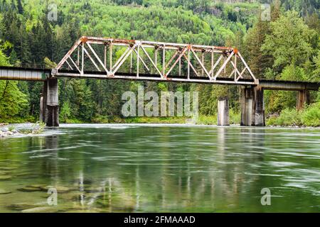 Gold Bar, WA, USA - 06. Mai 2021; der Skykomish River bei Big Eddy in der Nähe von Gold Bar, der unter der ehemaligen Great Northern und jetzt BNSF Eisenbahnbrücke verläuft Stockfoto