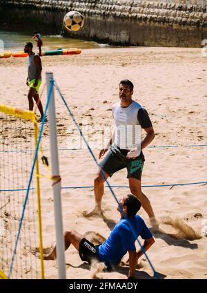 Der ehemalige Inter-Moilan, Flamengo und der brasilianische Fußballtorwart Julio Cesar spielen in Cascais, Portugal, „futevolei“ Stockfoto