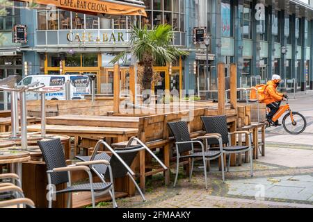 Gestapelte Stühle und Tische von verschiedenen Gastronomiebetrieben, am Kennedyplatz, geschlossene Cafés, Pubs, Restaurants, Auswirkungen der Sperrung im Corona cr Stockfoto