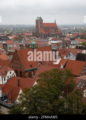 Blick über die Altstadt von Wismar mit Heilig-Geist-Kirche und St. Nikolai-Kirche, Wismar, UNESCO-Weltkulturerbe, Mecklenburg-Vorpommern, Deutschland Stockfoto