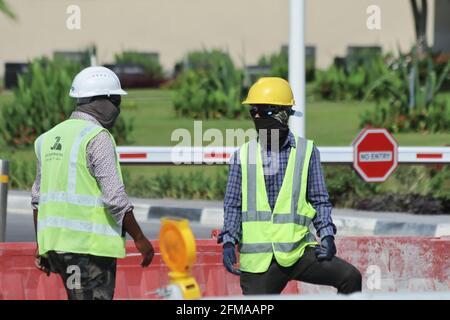 Blick auf die Arbeit der Arbeitnehmer unter heißen Wetterbedingungen in Doha, Katar. Stockfoto