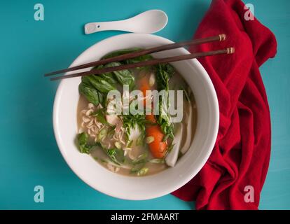 Hühnernudelsuppe mit Gemüse und Ramen Stockfoto