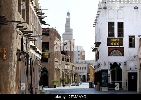 Ansicht eines Gebäudes mit moderner arabischer Architektur in Souq Waqif Doha, Katar Stockfoto