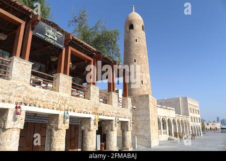 Ansicht eines Gebäudes mit moderner arabischer Architektur in Souq Waqif Doha, Katar Stockfoto